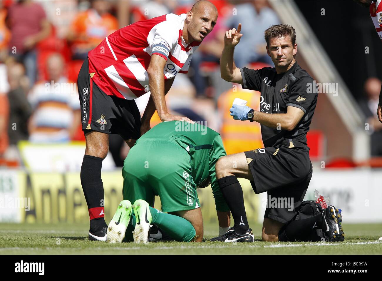 ROSS TURNBULL braucht medizinische an der DONCASTER ROVERS V BLACKPOOL KEEPMOAT Stadion DONCASTER ENGLAND 3. August 2013 Stockfoto