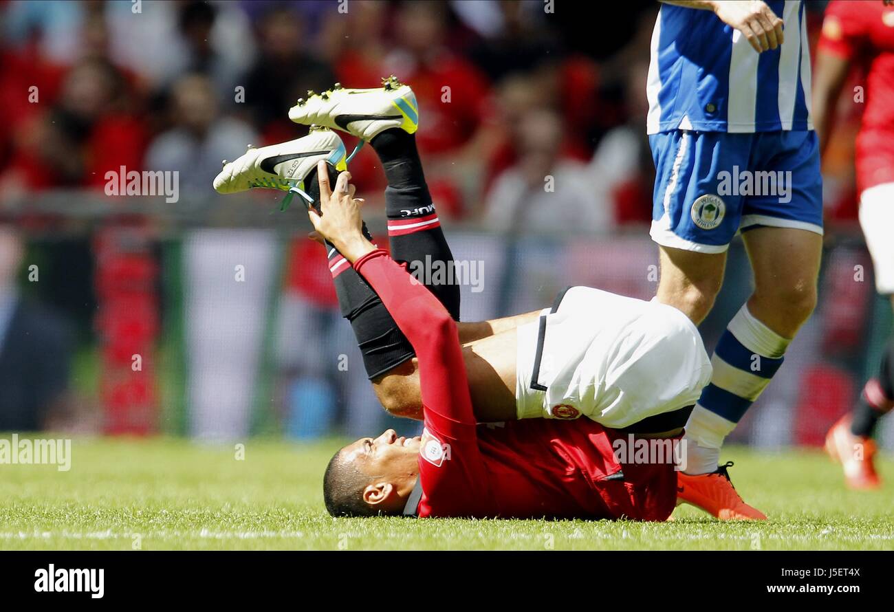 CHRIS SMALLING nimmt ein KNOCK-MANCHESTER UNITED V WIGAN ATHL WEMBLEY Stadion LONDON ENGLAND 11. August 2013 Stockfoto