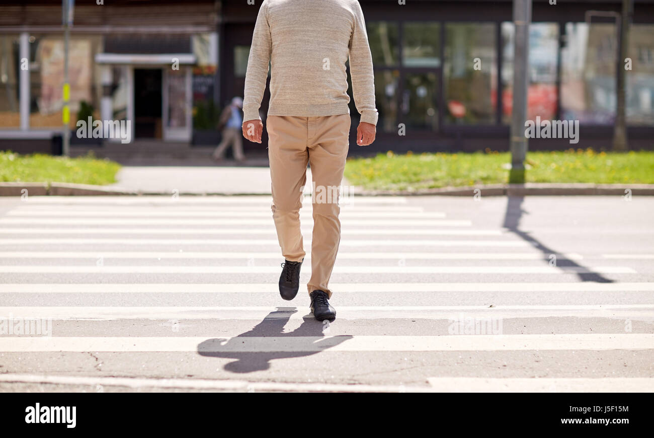 ältere Mann zu Fuß entlang Stadt Zebrastreifen Stockfoto