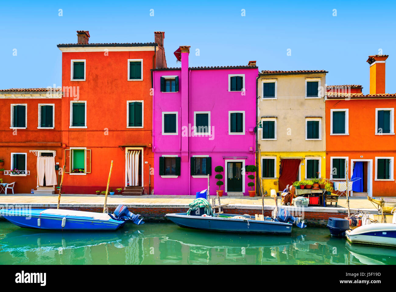Wahrzeichen von Venedig, Burano Insel Kanal, bunte Häuser und Boote, Italien, Europa Stockfoto