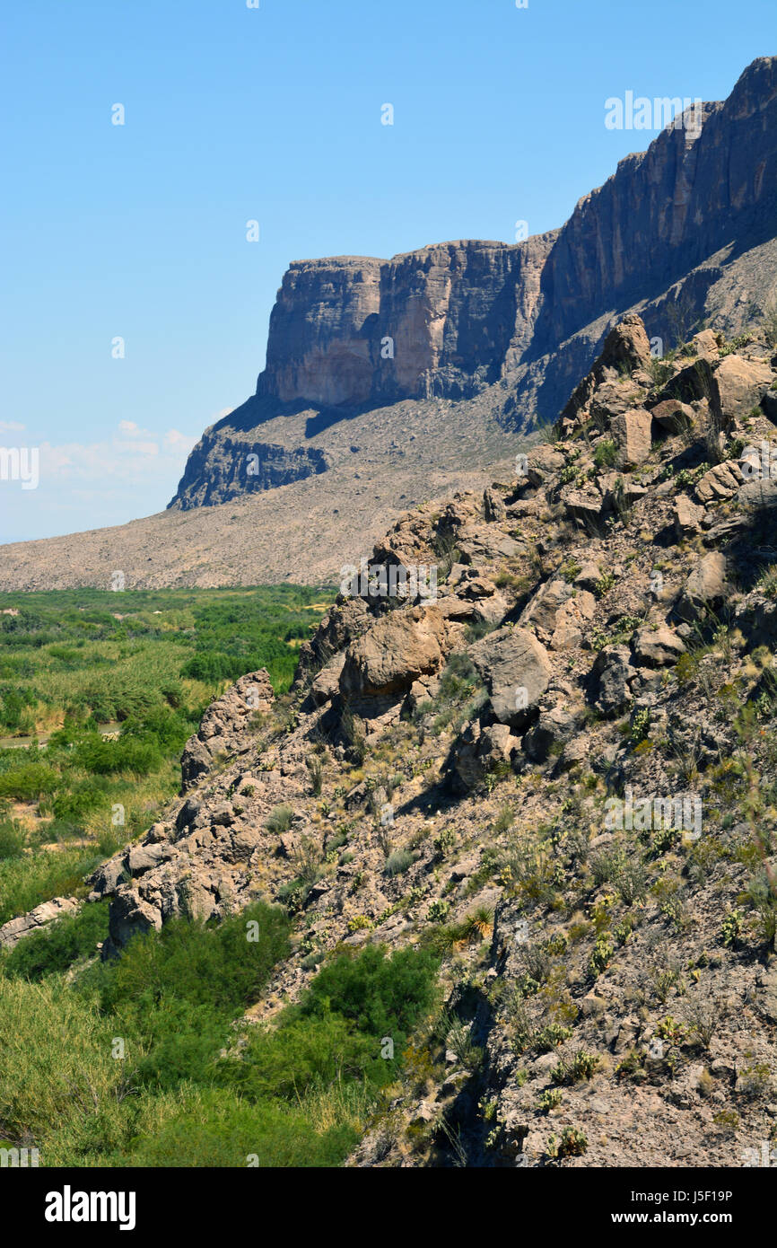 Die Santa Elena Canyon Wand auf der Mexiko-Seite der Grenze erstreckt sich aus in der Ferne im Big Bend National Park in Texas Stockfoto