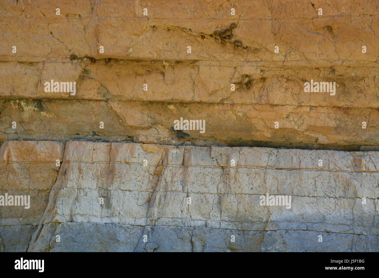 Prähistorischen Schichten sind sichtbar an den Wänden, wo der Rio Grande bei Santa Elana Canyon in Big Bend Nationalpark beendet Stockfoto