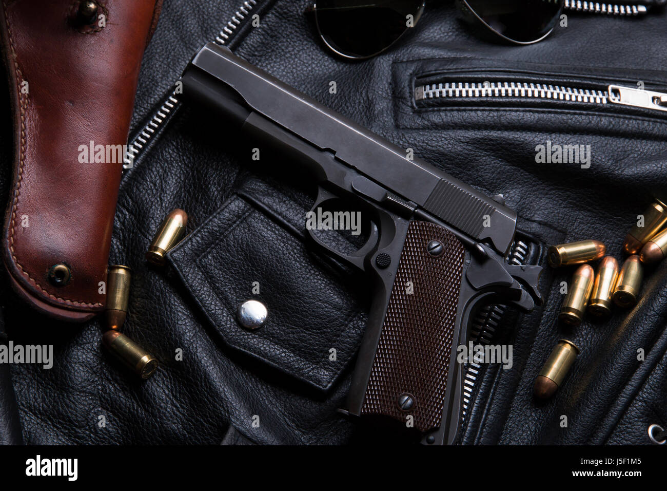Pistole Luger mit Patronen und Holster an der Tafel Stockfoto