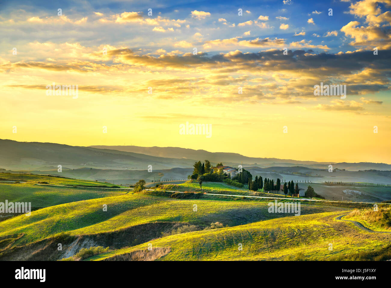 Toskana Maremma Sonnenuntergang. Bäume, Ackerland, Hügeln und Feld Land Landschaft. Volterra, Italien, Europa. Stockfoto