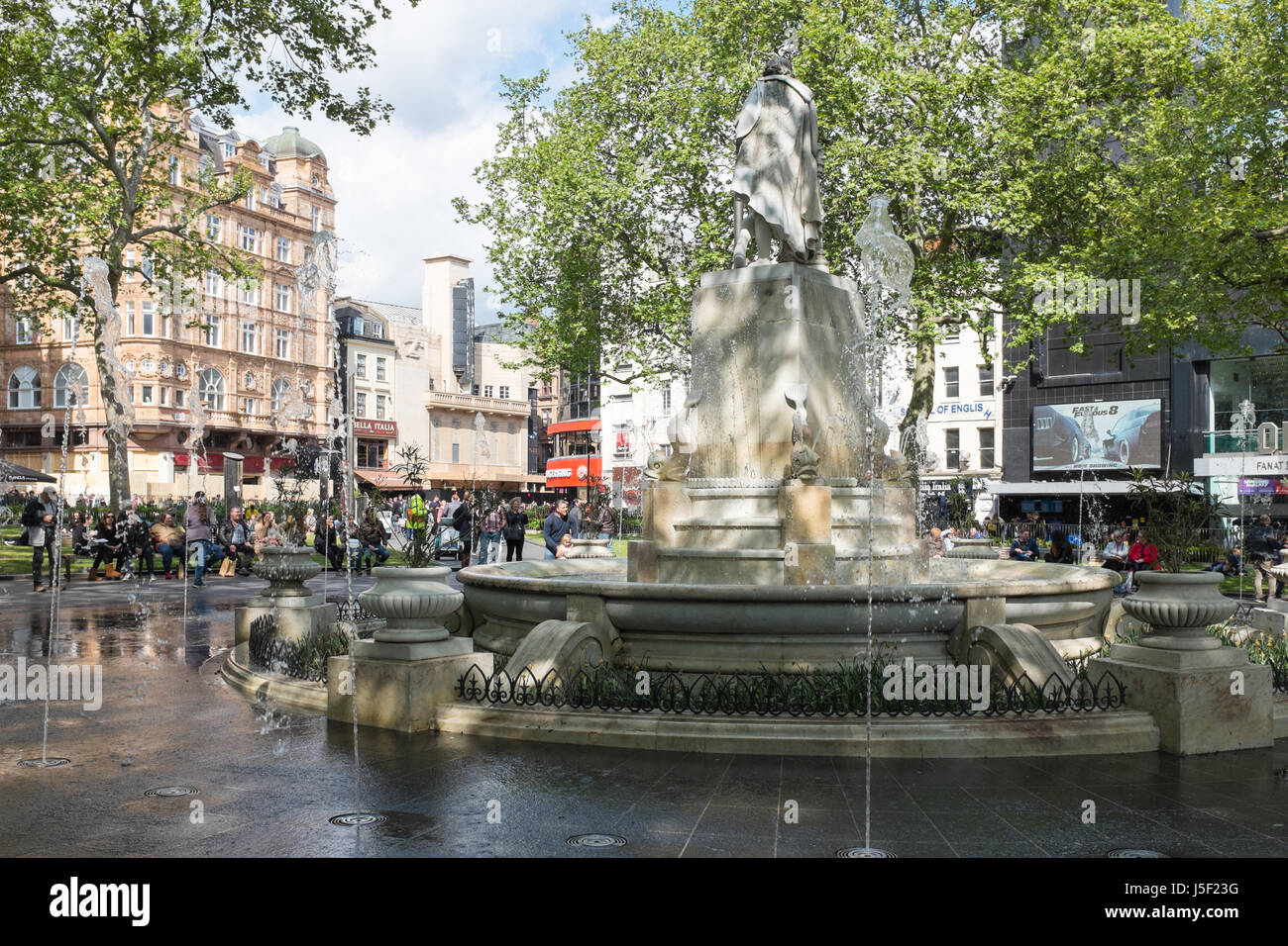 Touristen rund um den Brunnen am Londoner Leicester Square Stockfoto