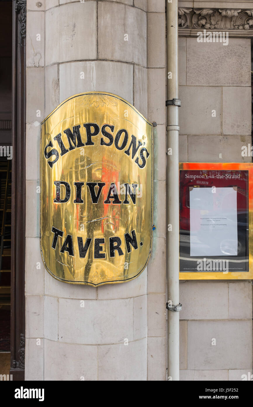 Messing poliert Zeichen für Simpsons Divan Taverne am Strand, London Stockfoto