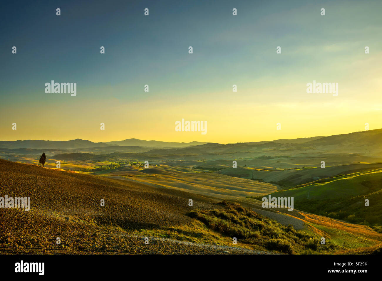Toskana Maremma Sonnenuntergang. Bäume, Ackerland, Hügeln und Feld Land Landschaft. Italien, Europa. Stockfoto