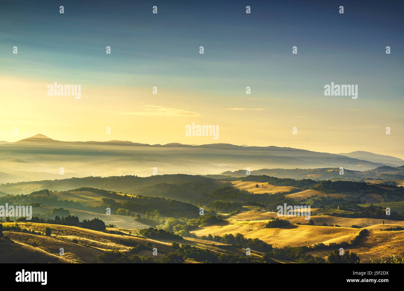 Maremma, ländlichen Sonnenaufgang Landschaft. Landschaft Bauernhof und grüne Felder. Toskana, Italien, Europa. Stockfoto