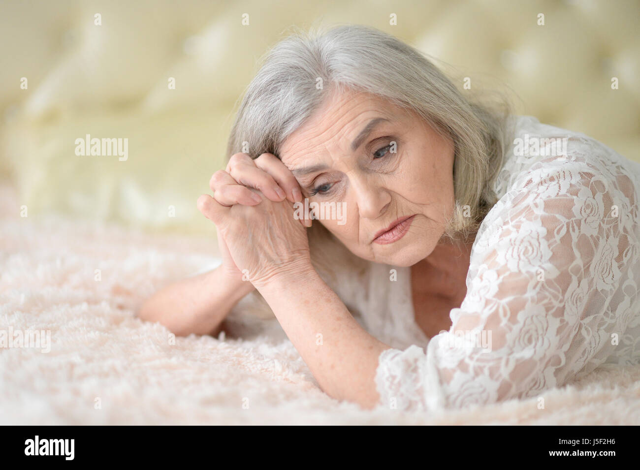 Schöne traurige Seniorin Nahaufnahme Stockfoto