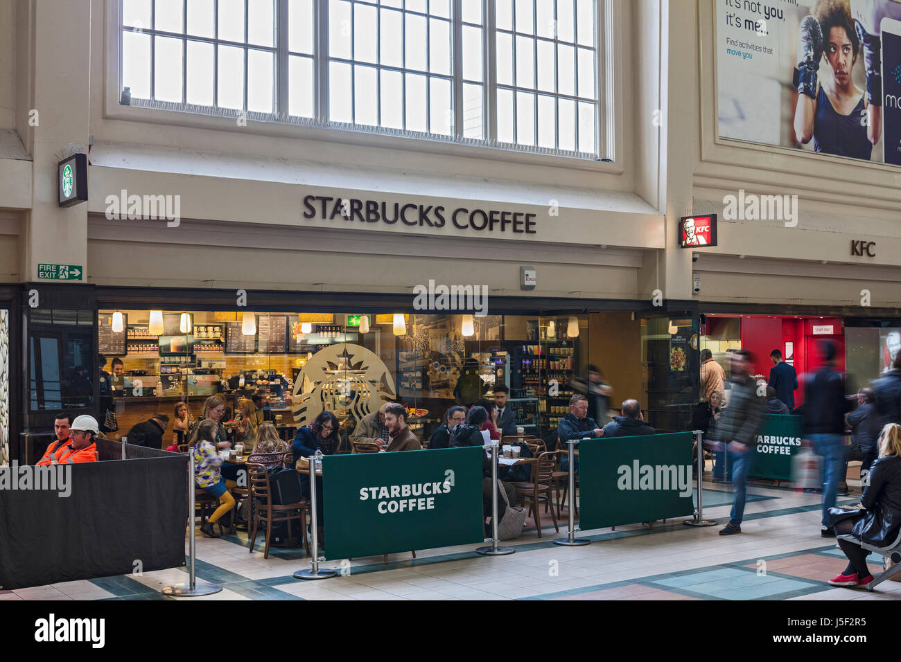 Leeds-Station Starbucks Stockfoto