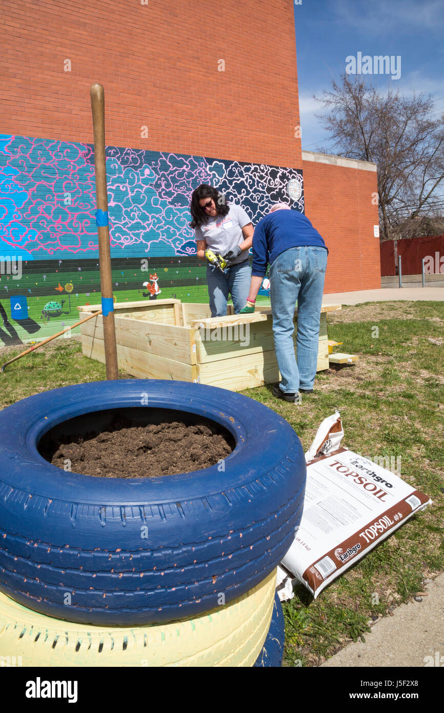 Detroit, Michigan - Freiwillige aus muslimischen, jüdischen und anderen Gruppen sauber, Farbe und Landschaft an Schulze-Hochschule für Technik und Kunst, ein Pre-K-t Stockfoto