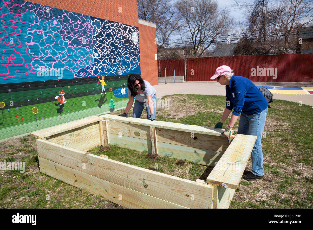 Detroit, Michigan - Freiwillige aus muslimischen, jüdischen und anderen Gruppen sauber, Farbe und Landschaft an Schulze-Hochschule für Technik und Kunst, ein Pre-K-t Stockfoto