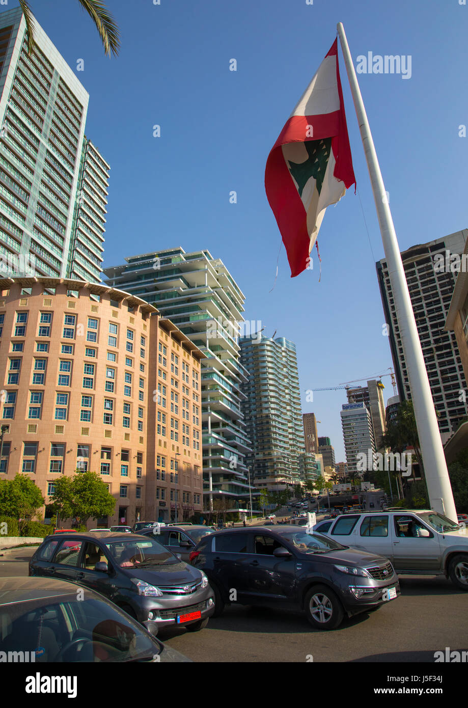 Riesige libanesische Flagge vor Luxus Wohngebäude im zentralen Bezirk, Beirut Governorate, Beirut, Libanon Stockfoto