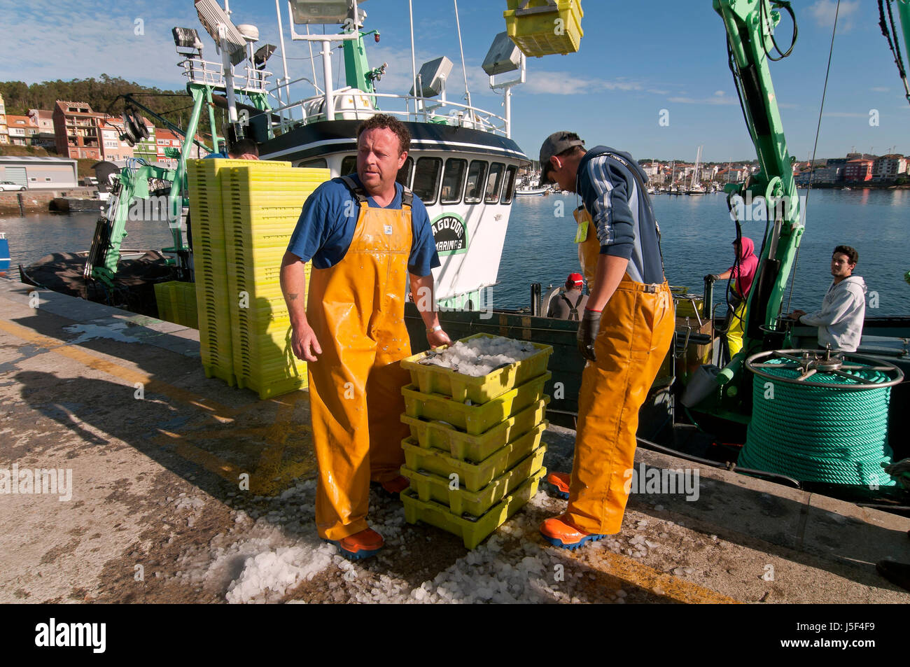 Fischerboot entladen Kisten mit Fisch, Camarinas, La Coruna Province, Region Galicien, Spanien, Europa Stockfoto