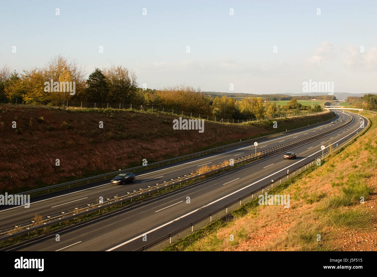 Verkehr Transport Biegung Sonnenschein Autobahn Autobahn Leitplanke firmament Stockfoto