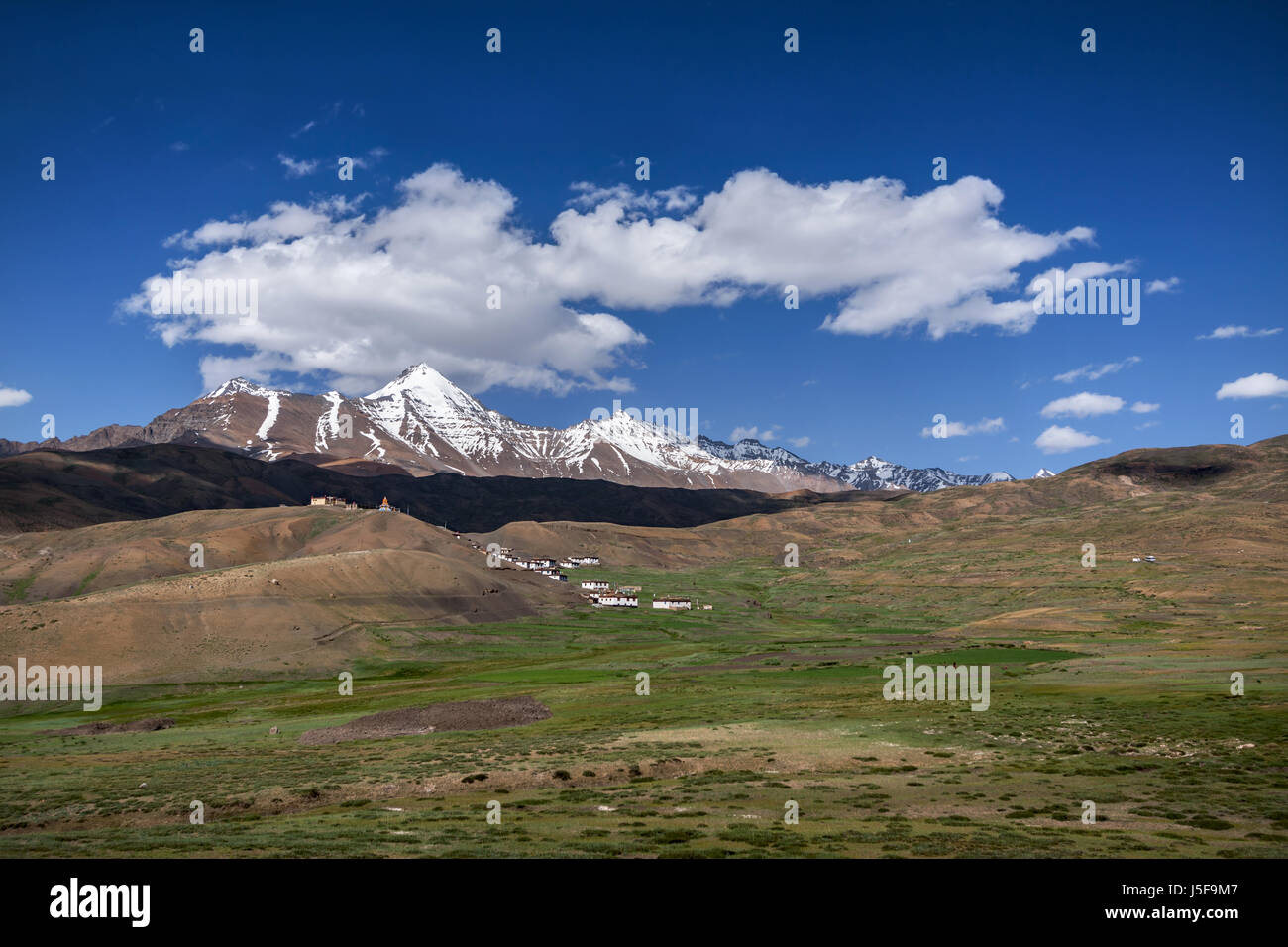 Himalaya-Gipfel im Hochgebirge im nördlichen indischen Teil des mächtigen Himalaya-Gebirges. Dies ist ernst Höhenlage Landschaft tibetischen Stil Stockfoto