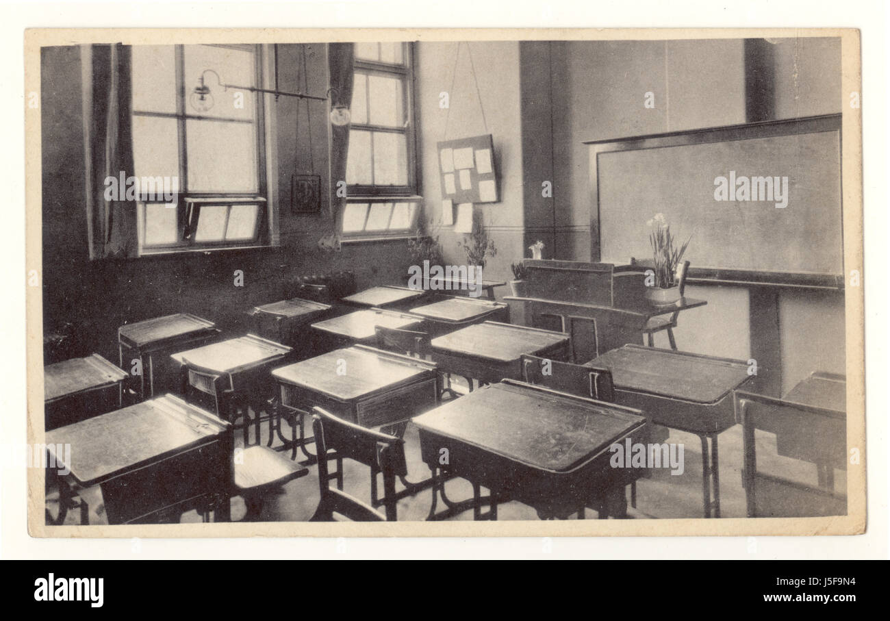 Ursprüngliche Postkarte der frühen 1900er Jahre mit leerem viktorianischem Klassenzimmer, viktorianischem Schulraum und Schreibtischreihe in Klasse 4a an der County Grammar School for Girls, Market Drayton, Shropshire, Großbritannien um 1910 Stockfoto