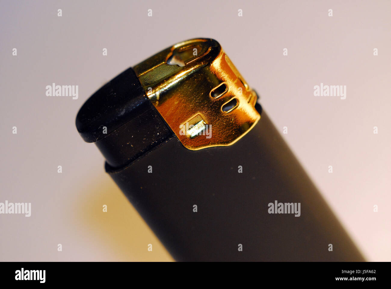 Benzinfeuerzeuge -Fotos und -Bildmaterial in hoher Auflösung – Alamy