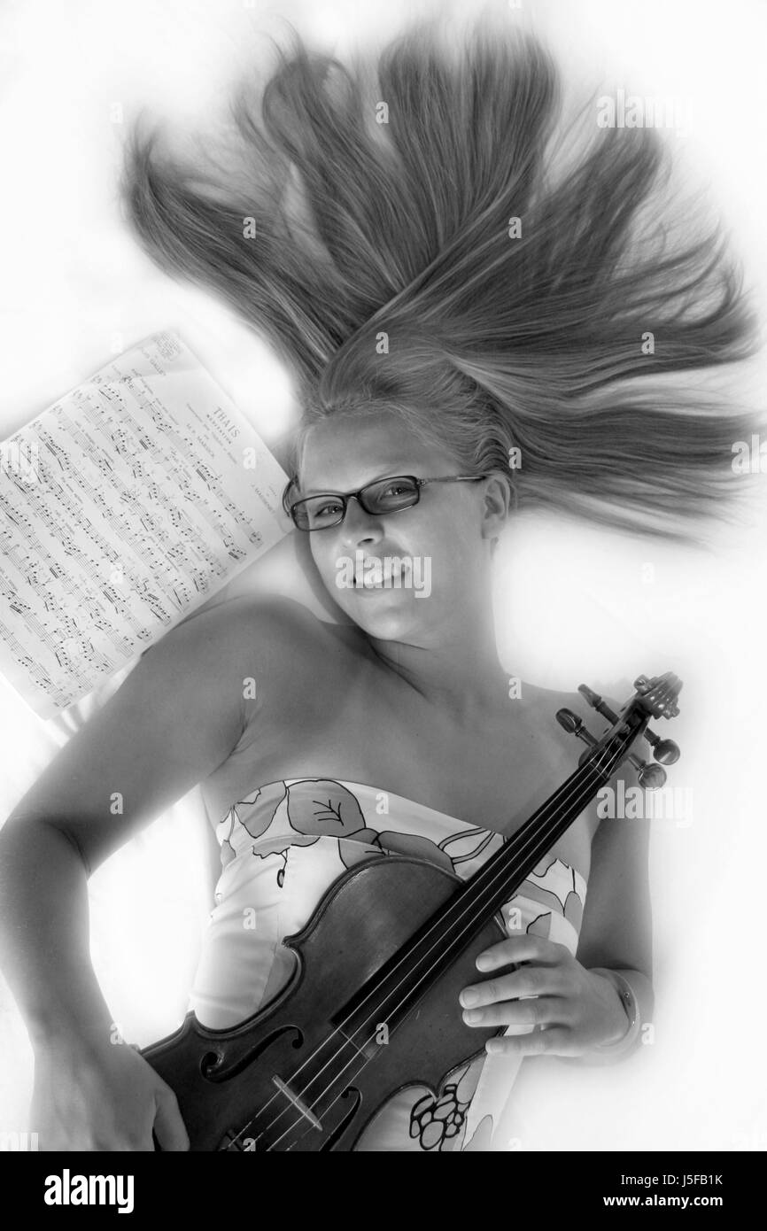 Frau Musik Lügen Lügen Lügen klassische Violine Instrument Messmethode junge Stockfoto