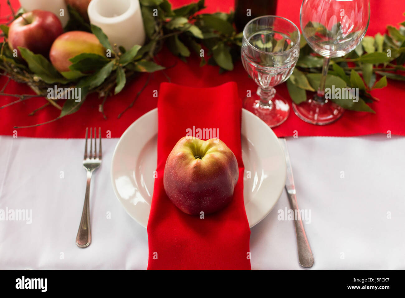 Dekorierten Tisch für das Abendessen bereit. Wunderschön dekoriert, Tischset mit Blumen, Kerzen, Teller und Servietten für Hochzeit oder ein anderes Ereignis in das res Stockfoto