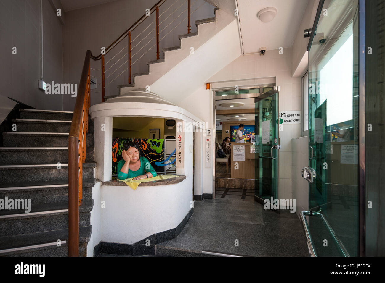 Gemeindezentrum "Gamneh Eoulteo" befindet sich im ehemaligen Badehaus Gebäude in Gamcheon Culture Village, Busan Gwangyeoksi, Südkorea Stockfoto