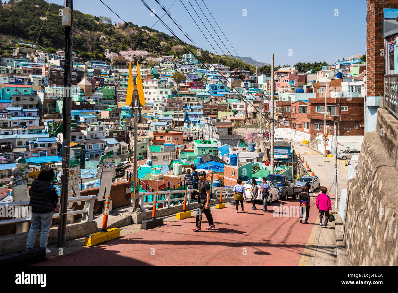 Touristen in Gamcheon Kultur Dorf, Busan Gwangyeoksi, Südkorea Stockfoto