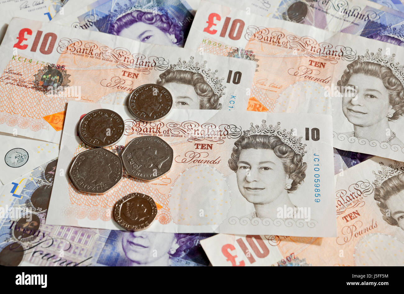 Nahaufnahme von englischem Geld £20 £10 Banknoten zehn- und zwanzig-Pfund-Banknoten Geldscheine und Münzen England Vereinigtes Königreich GB Großbritannien Stockfoto