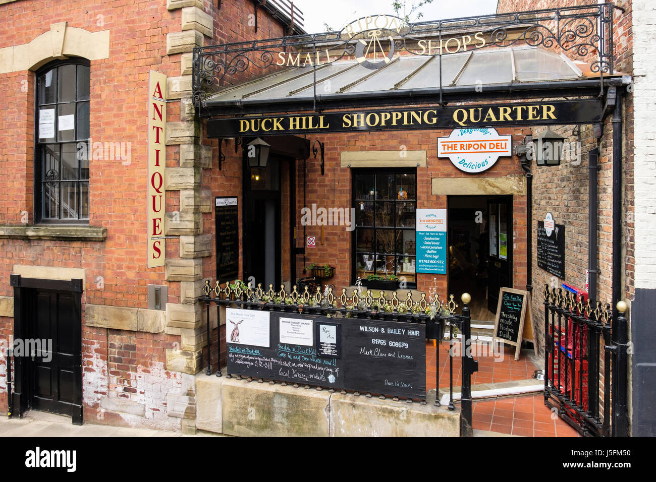 Eingang zur Ente Hill Shopping Viertel Arkade mit kleinen Geschäften. Ripon, North Yorkshire, England, Vereinigtes Königreich, Großbritannien Stockfoto