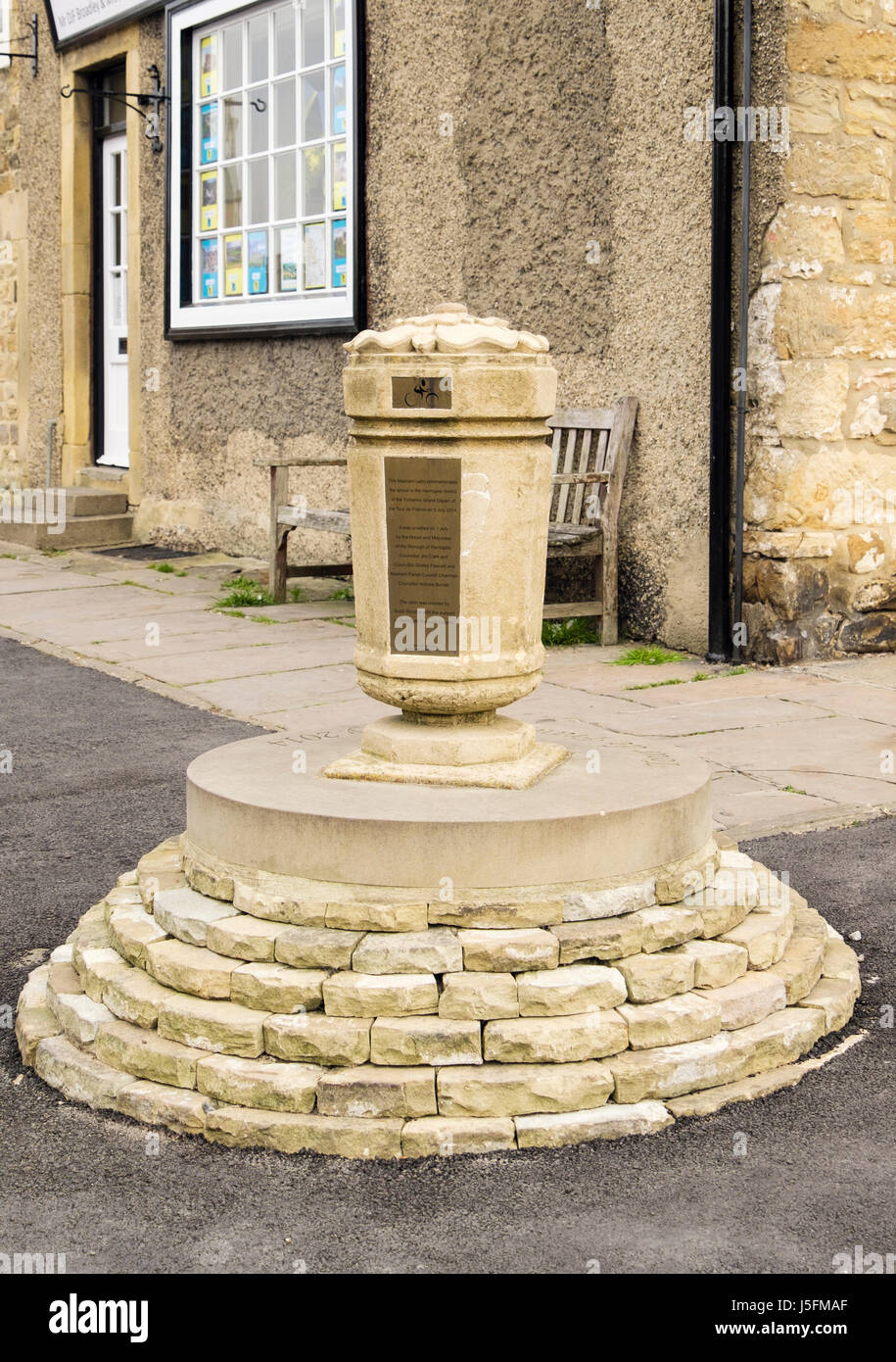 Masham Cairn zum Gedenken an die Yorkshire Grand abweichen von der Tour de France im Jahr 2014. Masham, Wensleydale, North Yorkshire, England, UK, Großbritannien Stockfoto
