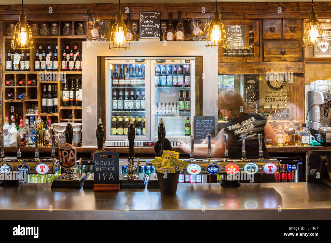Beer taps in scottish pub Fotos und Bildmaterial in hoher Auflösung