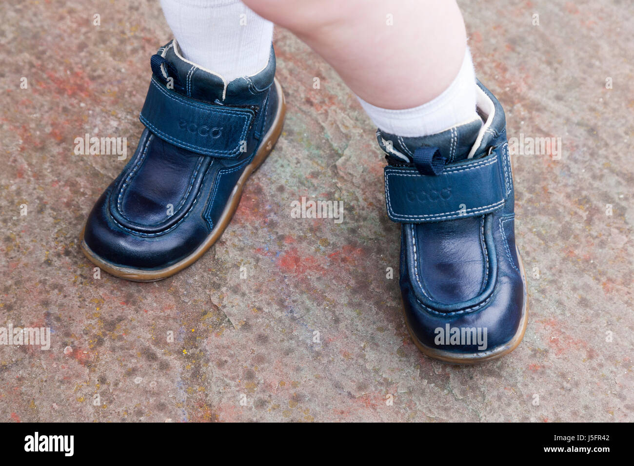 Kindes / Kinder / Jugendliche Kinder / Kinderschuhe am falschen Fuß, so setzen den rechten Schuh auf den linken Fuß auf der linken Seite auf dem rechten Fuß. (87) Stockfoto