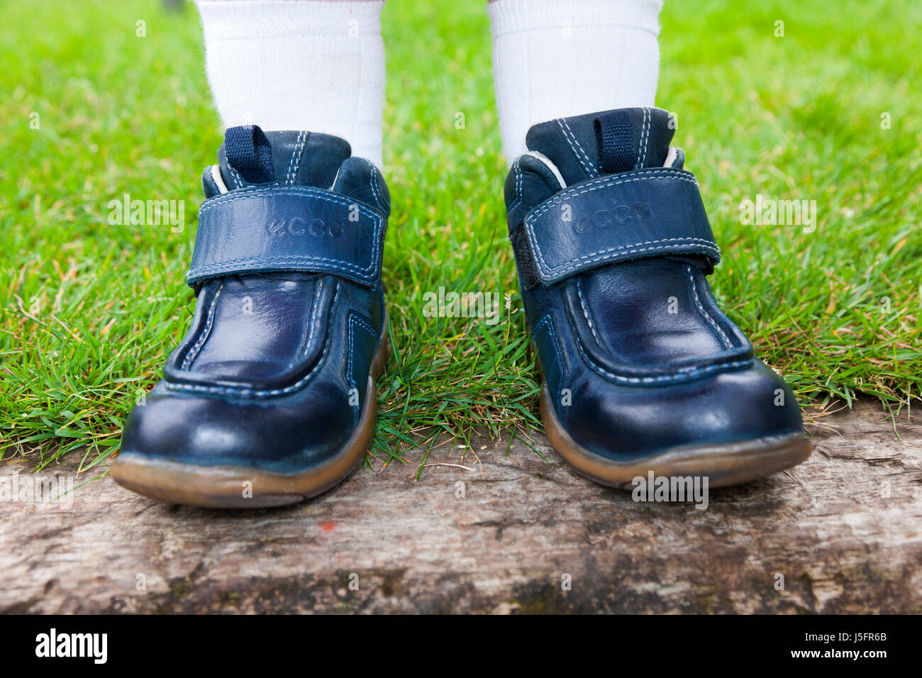 Kindes / Kinder / Jugendliche Kinder / Kinderschuhe am falschen Fuß, so setzen den rechten Schuh auf den linken Fuß auf der linken Seite auf dem rechten Fuß. (87) Stockfoto