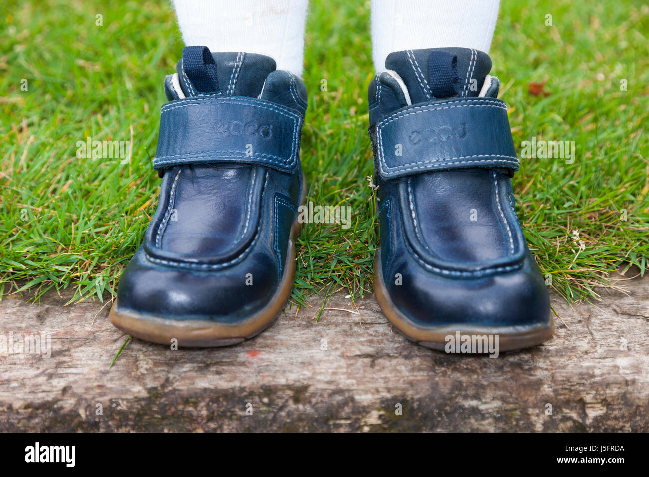 Kindes / Kinder / Jugendliche Kinder / Kinderschuhe am falschen Fuß, so setzen den rechten Schuh auf den linken Fuß auf der linken Seite auf dem rechten Fuß. (87) Stockfoto