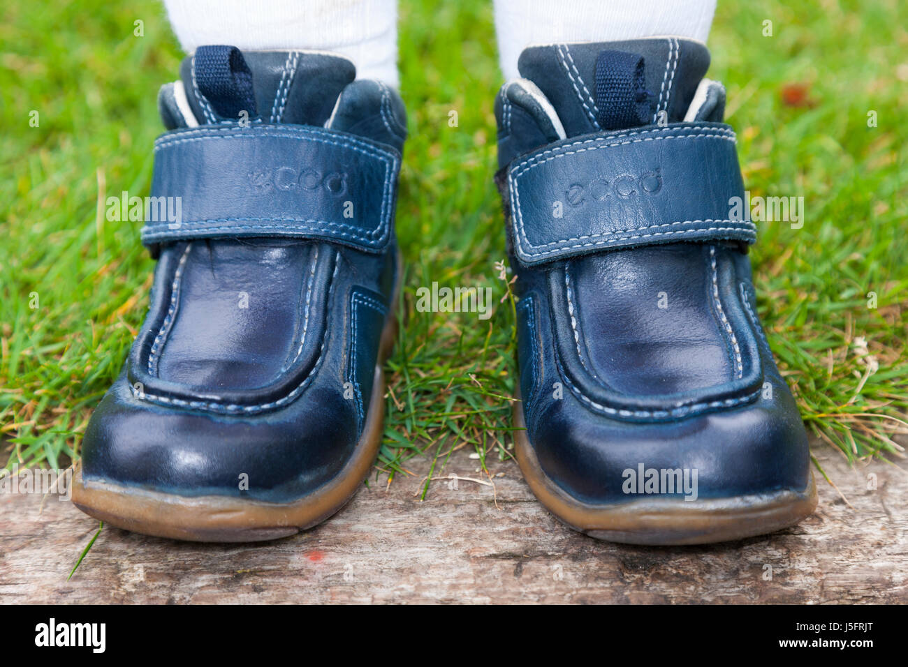 Kindes / Kinder / Jugendliche Kinder / Kinderschuhe am falschen Fuß, so setzen den rechten Schuh auf den linken Fuß auf der linken Seite auf dem rechten Fuß. (87) Stockfoto