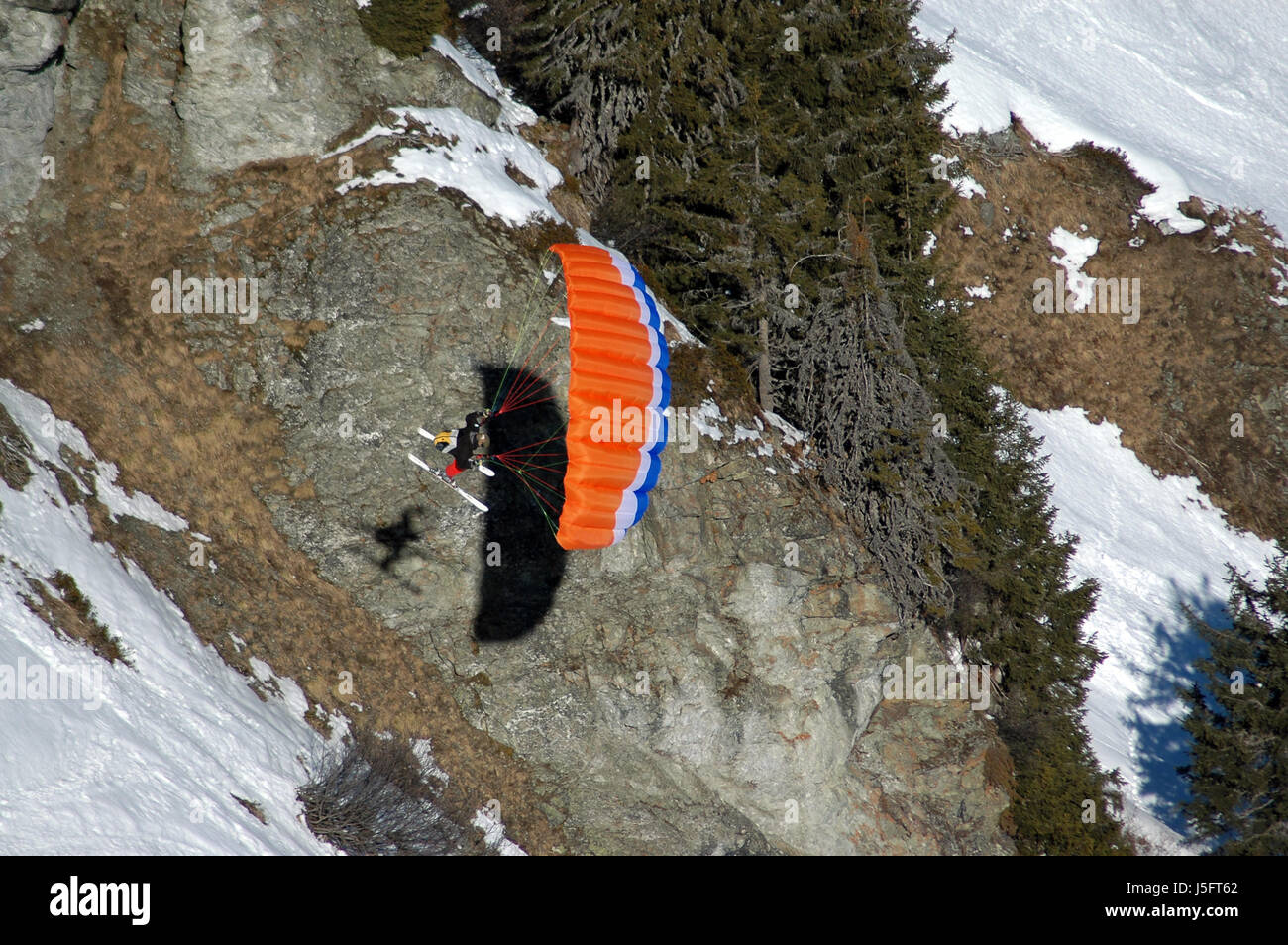 Bergen extreme Oase Regenschirm Schnee fliegen fliegt fliegen fliegt ski speedriding Stockfoto