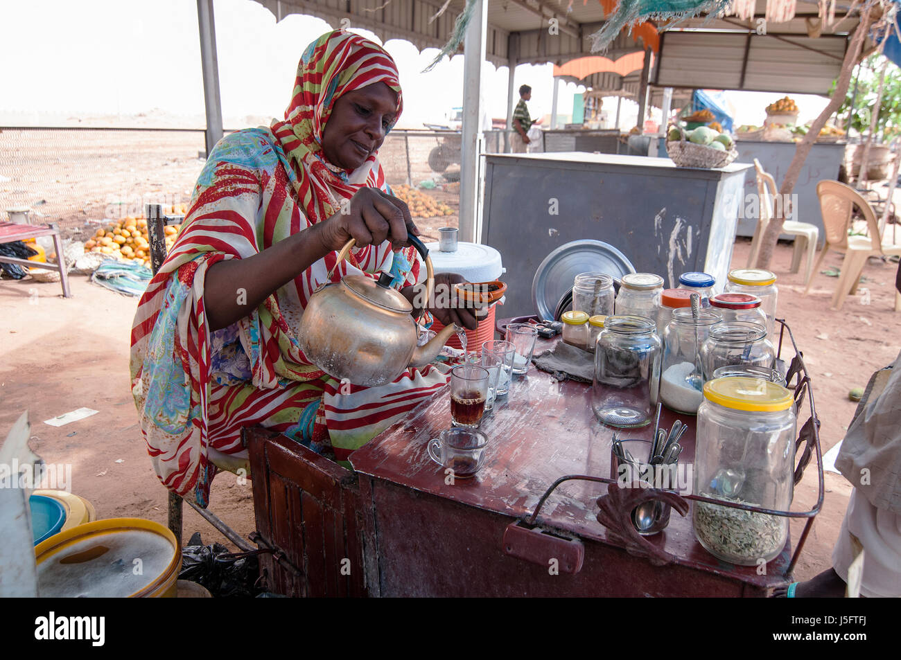 SUDAN: Eine typische Kaffee Dame verkauft süße Tees auf einem Straßenmarkt entlang eine große Autobahn. Stockfoto