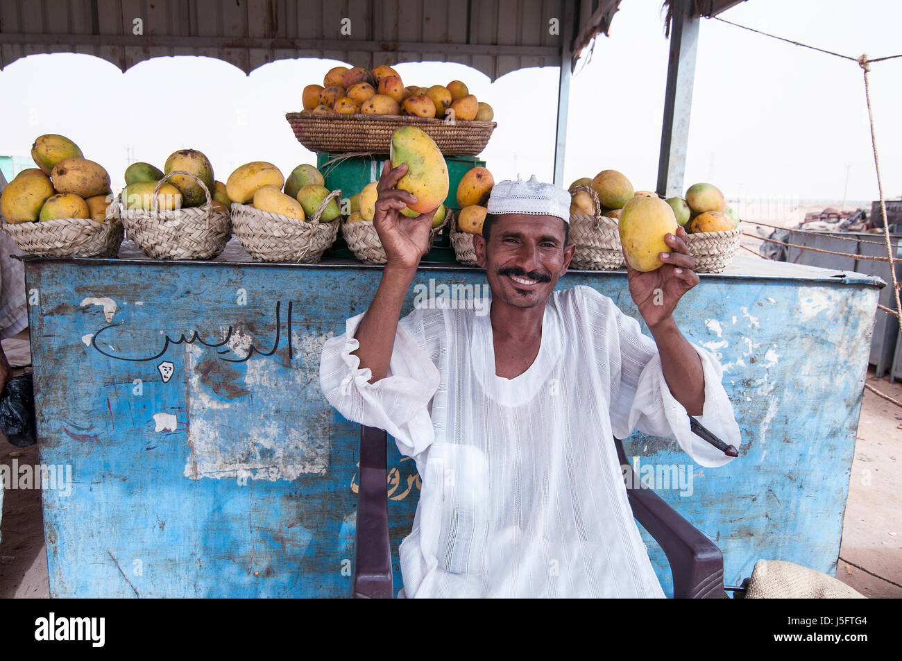 SUDAN: eine Frucht Verkäufer auf einer Straße Markt entlang einer großen Highway Stockfoto