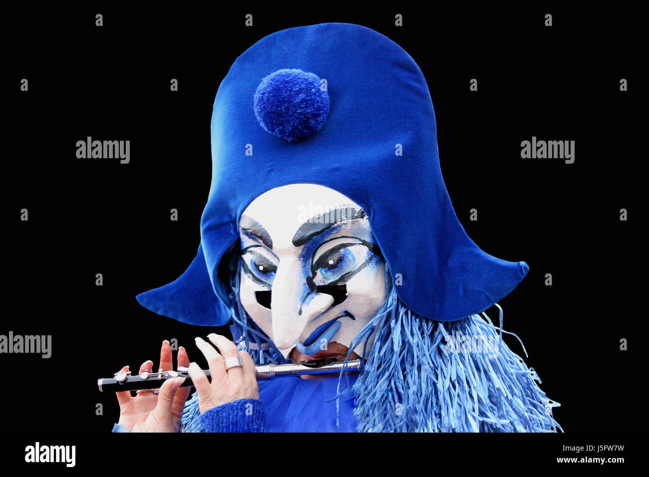 Harlekin Kostüm maskierte Entfernung Larve entfernen Umzug Maske Piccolo  verkleidet Basel Stockfotografie - Alamy