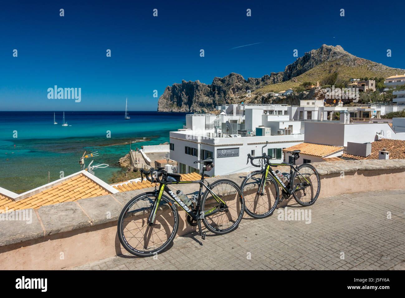 Zwei Rennräder auf den schönen Fischen Dorf von Cala Sant Vicenc, in der Nähe von Pollensa, Mallorca, Mallorca, Balearen, Spanien Stockfoto