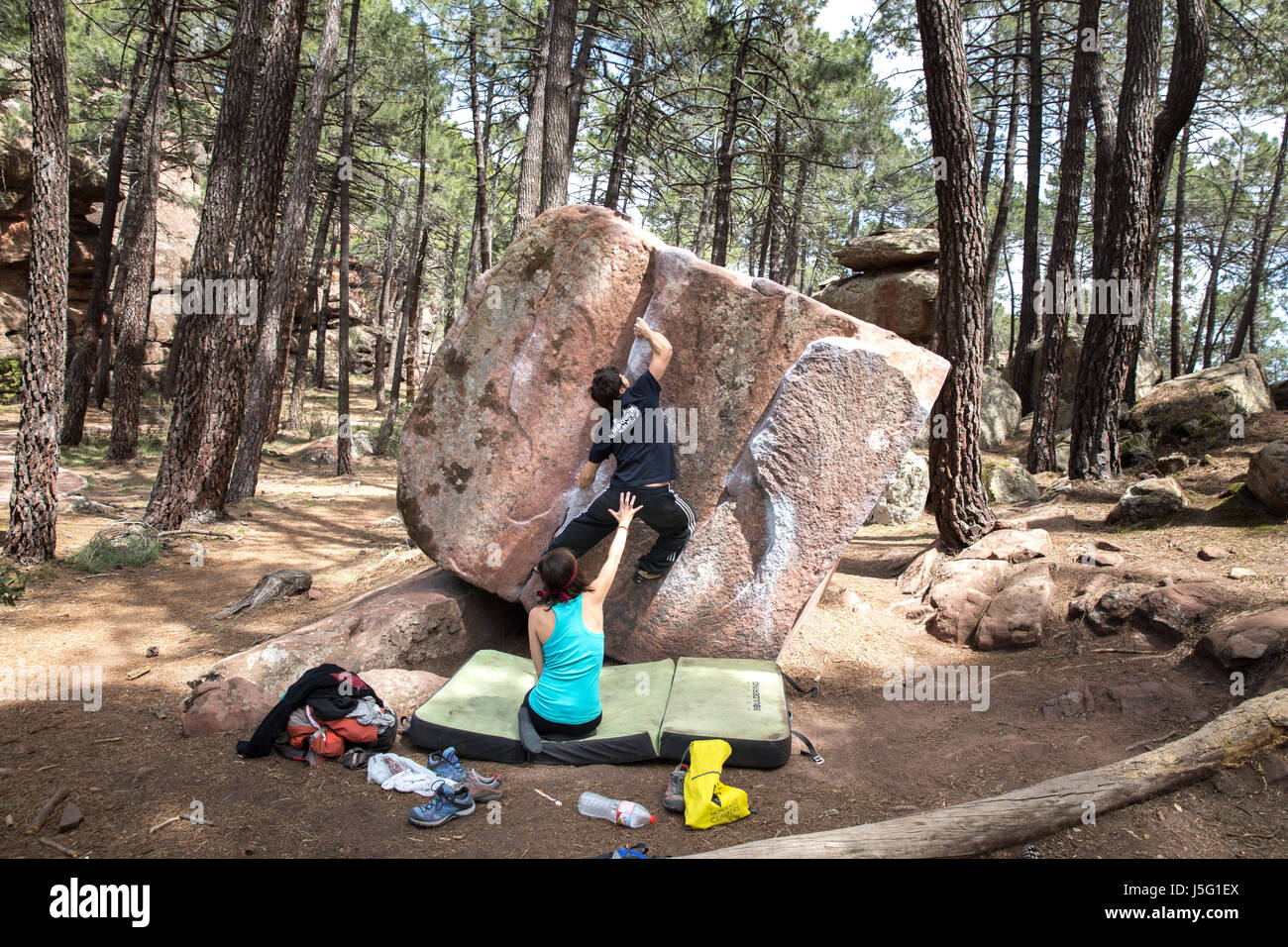 Kletterer Bouldern in Albarracin, Spanien Stockfoto