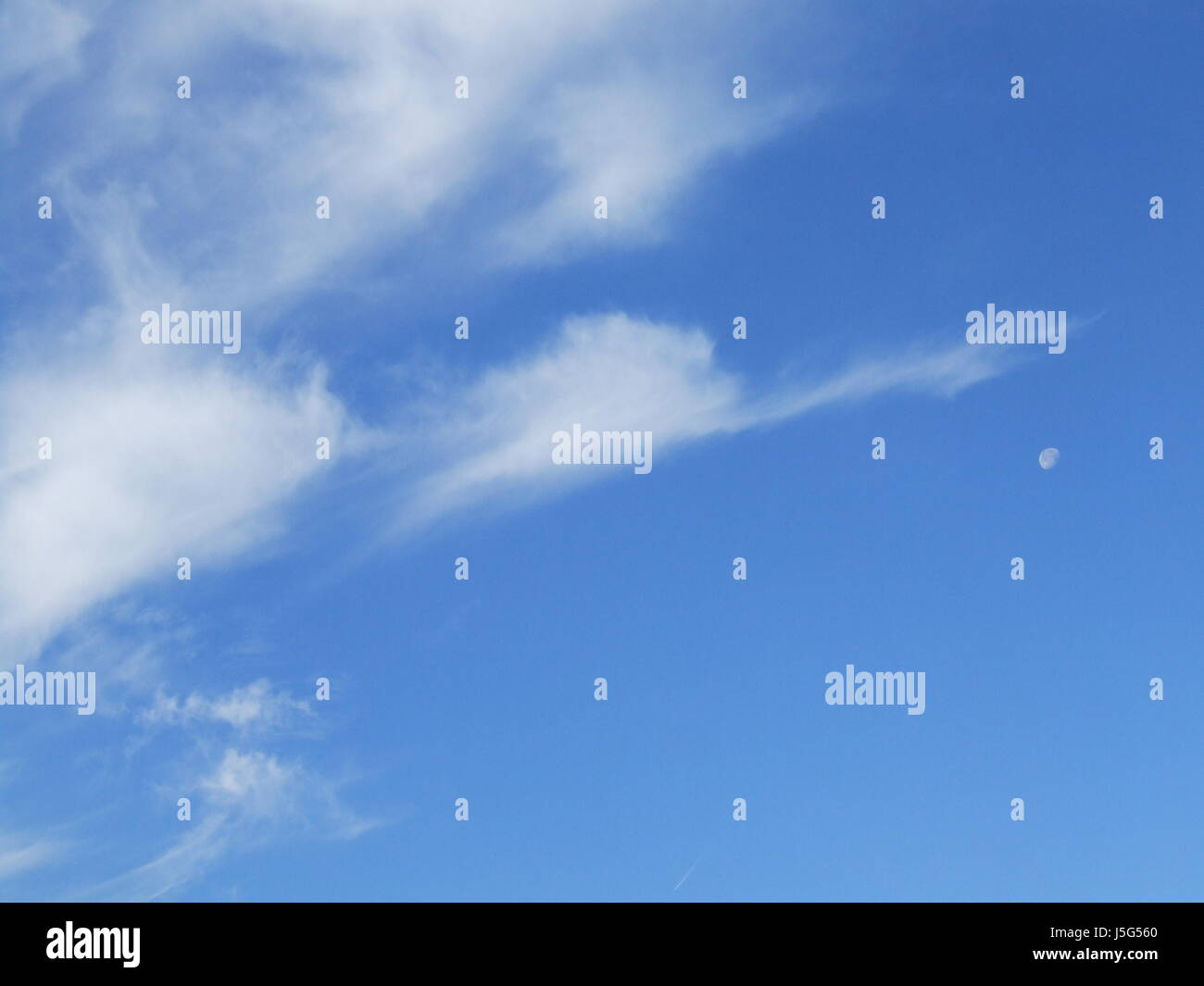 blaue Wolke leicht getrübt Himmel Wolken Firmament Himmel Hintergrund Hintergrund Wetter Stockfoto