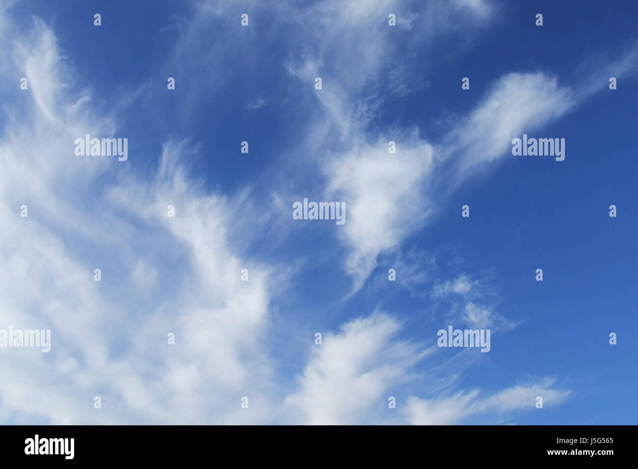 blaue Wolke leicht getrübt Himmel Wolken Firmament Himmel Hintergrund Hintergrund zerrrissen Stockfoto