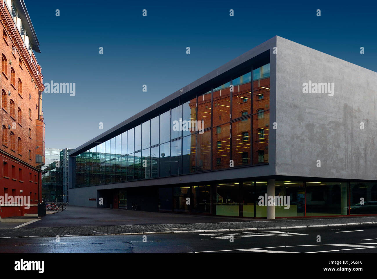 Büro moderne moderne neue konkrete Spiegelung Platz Kontrast Thüringen Stockfoto
