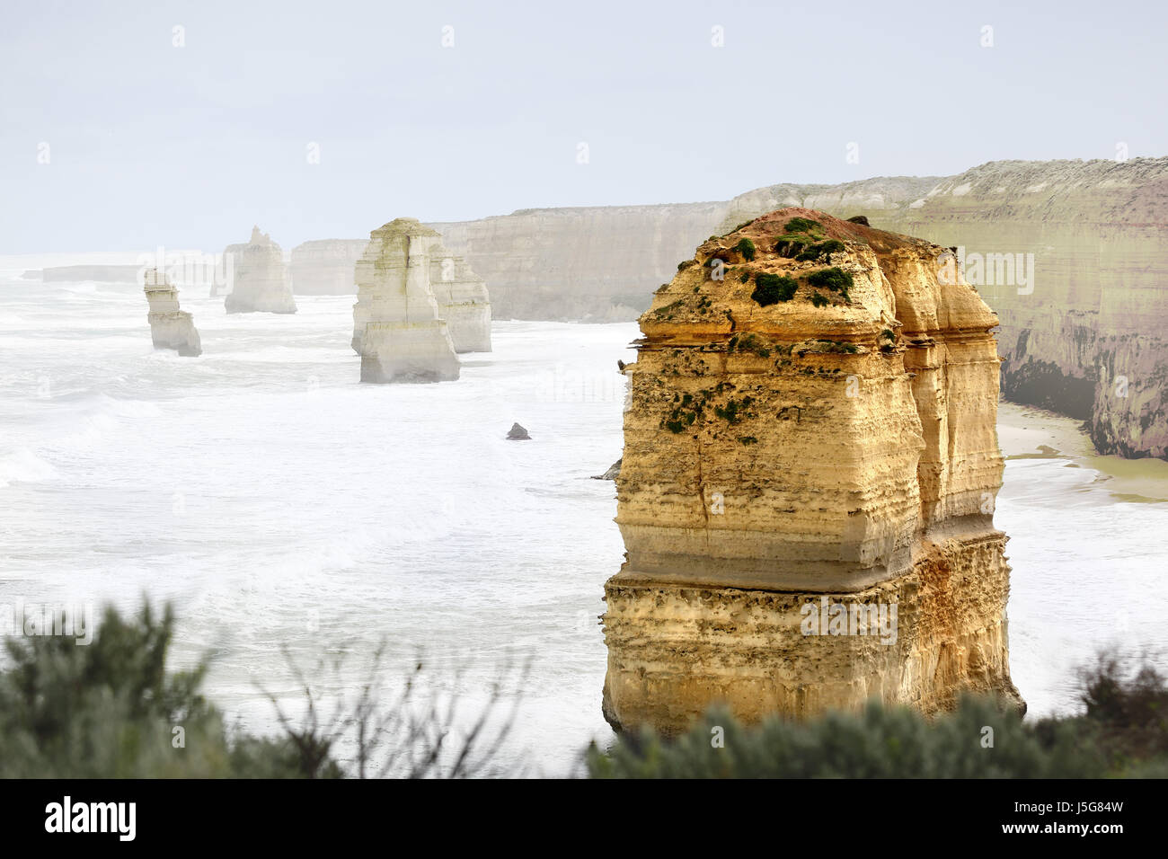 Betonung einer der "Zwölf Apostel" Kalkstein Stacks im Meer in Victoria, Australien, wurde der Hintergrund verblasst für Ihren text Stockfoto