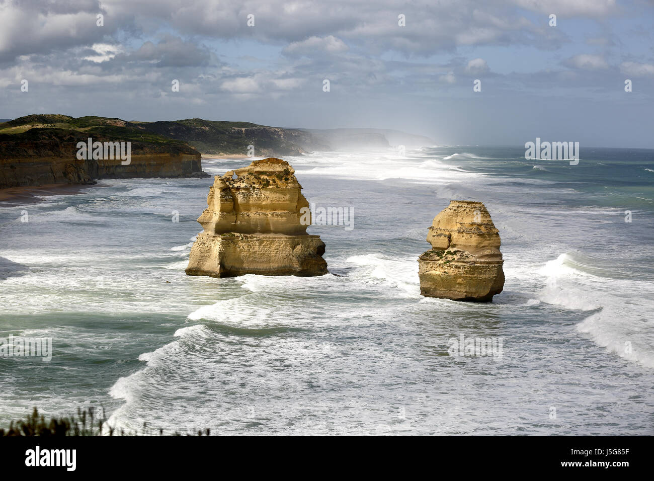 Dramatischen Blick auf zwei der "Zwölf Apostel" Kalkstein Stacks im Meer in Victoria, Australien. Stockfoto