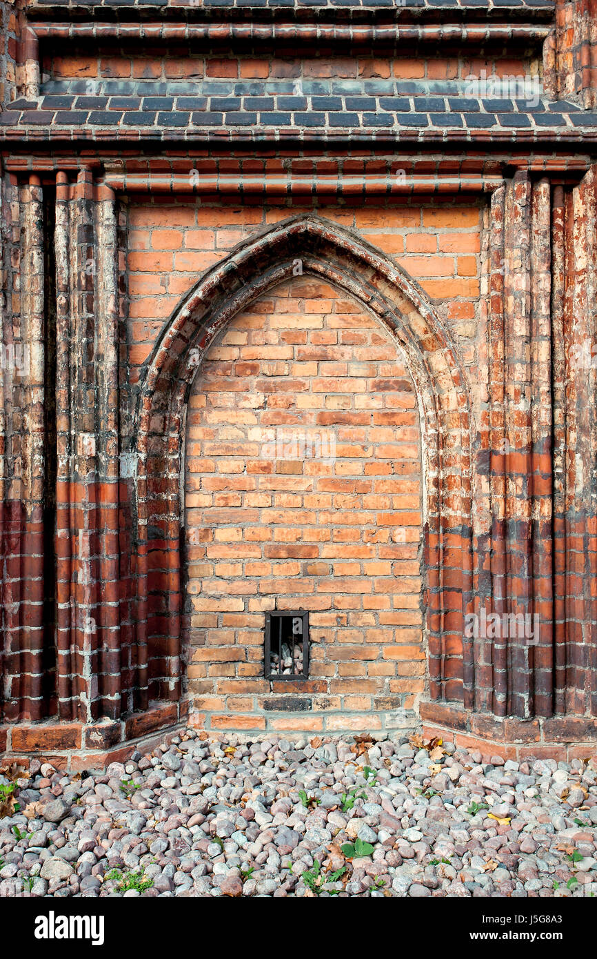 Alte Tür von Brickwall blockiert Stockfoto