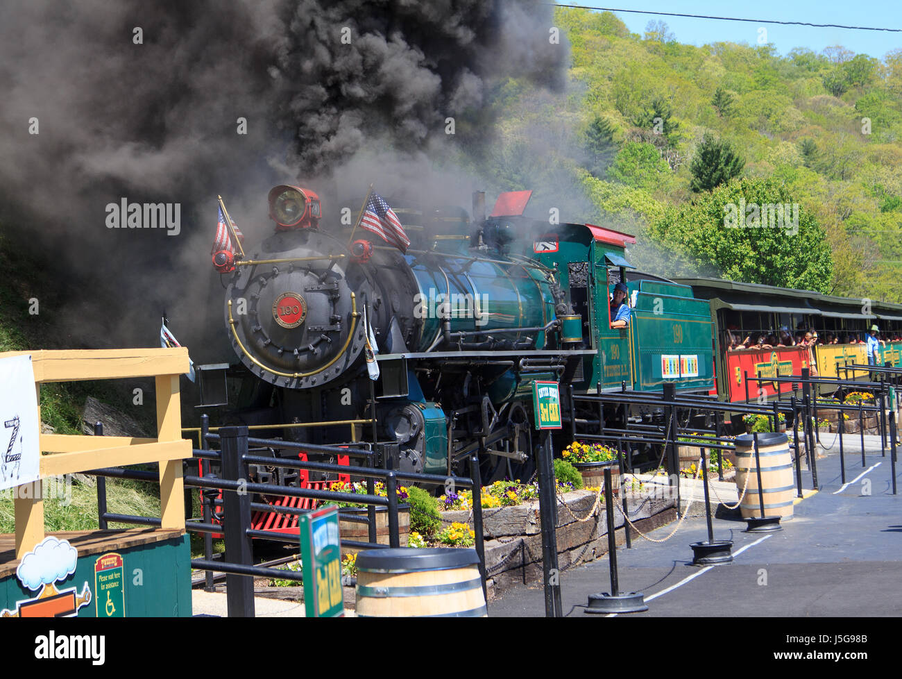 Yukon Queen Lok Dampflok und Zug an der Tweetsie Eisenbahn Amusement park Blowing Rock North Carolina Stockfoto