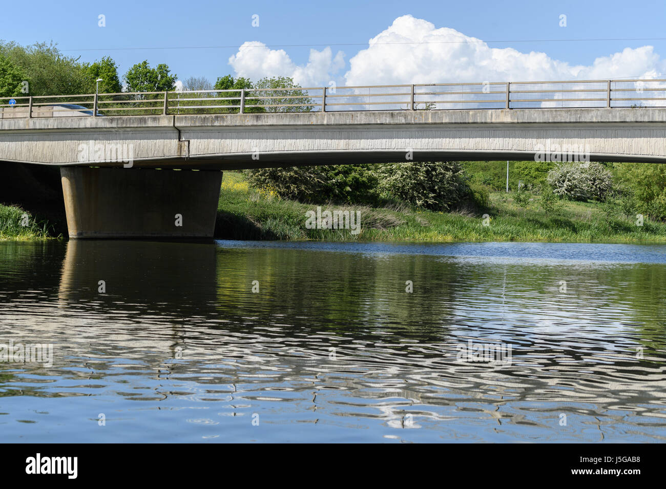 A428 Straße über den Fluss Nene am Stadtrand von Northampton nisten auf der Wildwasserbahn. Stockfoto