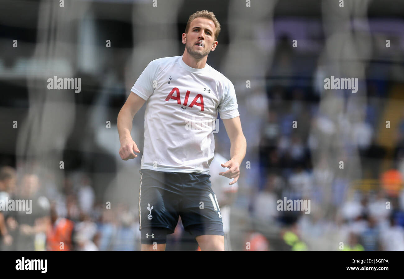 Harry Kane von Tottenham Hotspur erwärmt sich während des Premier-League-Spiels zwischen Tottenham Hotspur und Manchester United an der White Hart Lane in London. 14 Mai 2017 nur zur redaktionellen Verwendung. Kein Merchandising. Fußballbilder FA Premier League Einschränkungen Beantragung und inc. keine Internet/Mobile Nutzung ohne FAPL Lizenz - für Details Kontakt Football Dataco Stockfoto