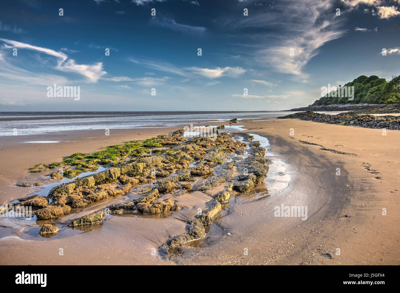 HDR-Bild am Strand von Powillimount, mit Honeycomb Wurm Riff im Vordergrund, Dumfries and Galloway, Schottland. Stockfoto